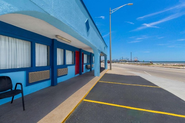 Econo Lodge Galveston Seawall image 1