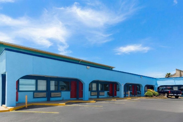 Econo Lodge Galveston Seawall image 11