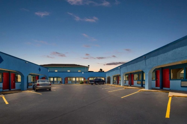 Econo Lodge Galveston Seawall image 14