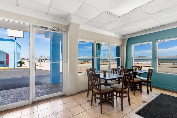 Econo Lodge Galveston Seawall image 16