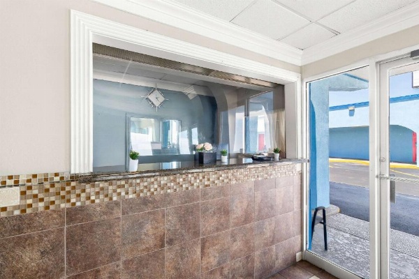 Econo Lodge Galveston Seawall image 17