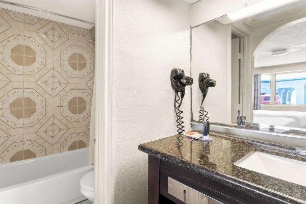 Econo Lodge Galveston Seawall image 19