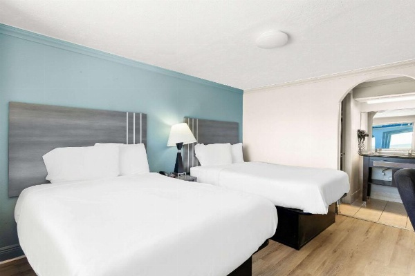 Econo Lodge Galveston Seawall image 20