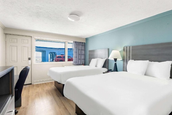 Econo Lodge Galveston Seawall image 21