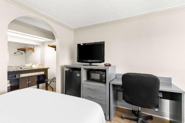 Econo Lodge Galveston Seawall image 23