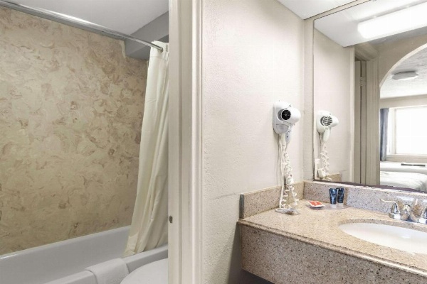 Econo Lodge Galveston Seawall image 24