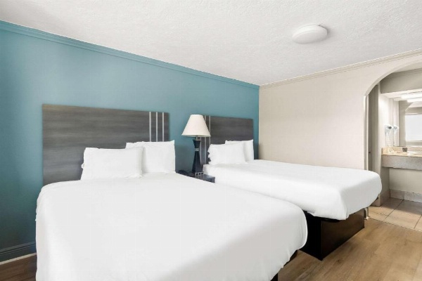 Econo Lodge Galveston Seawall image 25