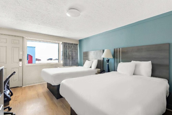 Econo Lodge Galveston Seawall image 27