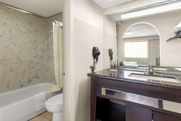 Econo Lodge Galveston Seawall image 28