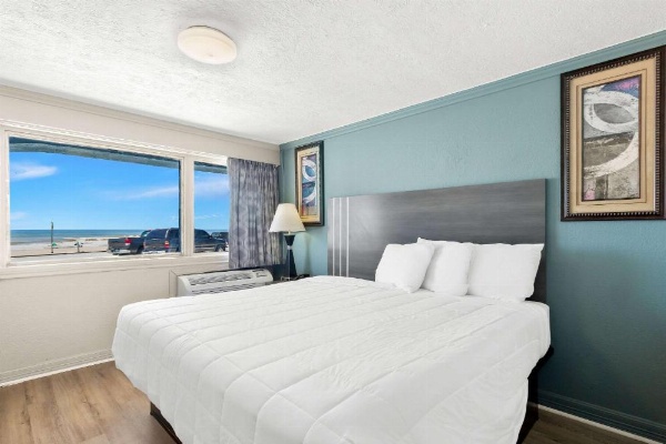 Econo Lodge Galveston Seawall image 29