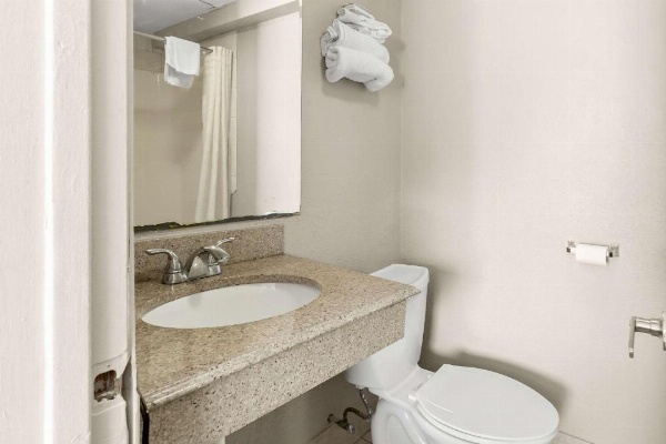 Econo Lodge Galveston Seawall image 30