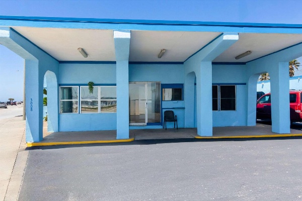 Econo Lodge Galveston Seawall image 4