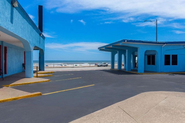 Econo Lodge Galveston Seawall image 7